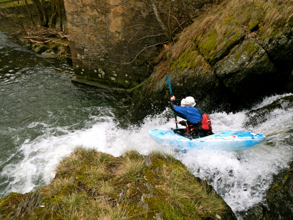 Kajakinstructeur wildwaterkajakken op wilde rivieren. Met een Kayak-level certificaat wordt de kwaliteit voor deelnemers en cursisten gewaarborgd.